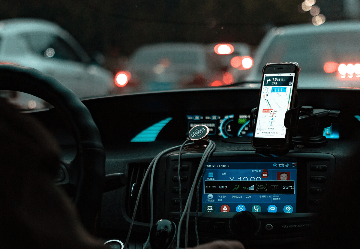 Opladning i bilen - Sådan holder man sin smartphone, computer eller tablet opladt i bilen