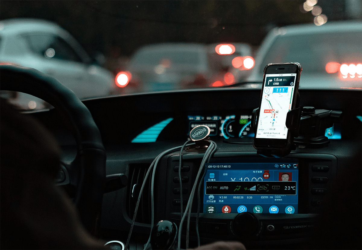 Opladning I Bilen S dan Holder Man Sin Smartphone Computer Eller 
